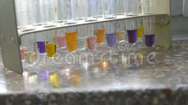 实验室内的医用试管，实验室内有彩色<strong>液态</strong>水，窗户上有<strong>大理石</strong>的试剂